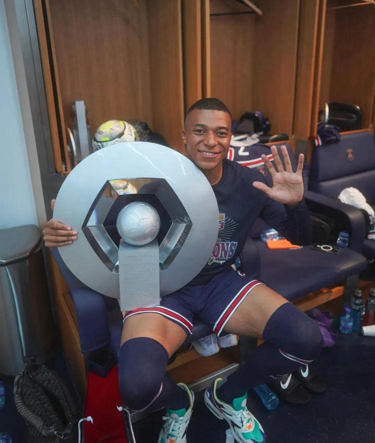 坑完曼联坑热刺，“欧洲黑店”甩卖三人，狂赚1.7亿事了拂衣去