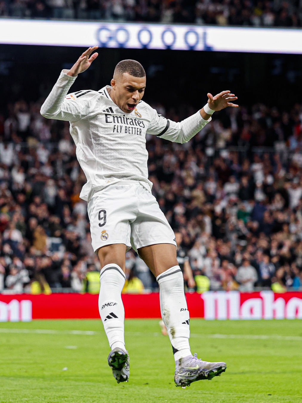 4日凌晨，4分钟2球，巴萨2-0赢德比战，7分领跑，皇马压力更大了