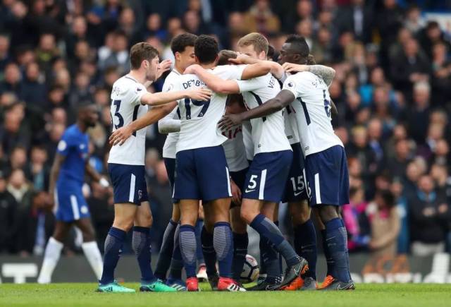 太阳报：德米凯利斯带孩子游泳时遇到洋流，在路人帮助下获救